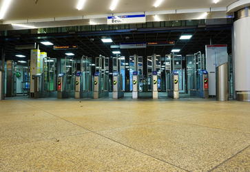 103 Rotterdam tijdens de Coronapandemie. De metro-ingang bij station Beurs is verlaten.