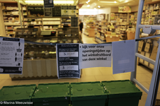 176 Rotterdam tijdens de Coronapandemie. Aankondigingen van maatregelen bij de winkelingang van gezondheidsketen ...