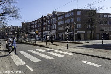 204 Rotterdam tijdens de Coronapandemie. De 1e Middellandstraat bij Tiendplein is rustig qua voorbijgangers, auto's, ...