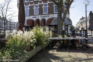 214 Rotterdam tijdens de Coronapandemie. Restaurant Holy Smoke gelegen op de hoek van West-Kruiskade en het Tiendplein ...