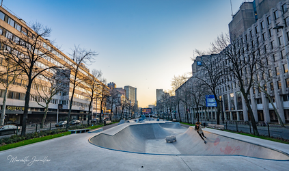 230 Rotterdam tijdens de Coronapandemie. Een stille omgeving met slechts één skater op Skatepark Westblaak.