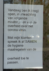 307 Rotterdam tijdens de Coronapandemie. Boodschap op het raam van wijkrestaurant Tante Sjaar, Mezenhof 1, in Charlois.