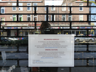 311 Rotterdam tijdens de Coronapandemie. Bericht in de etalage van een gesloten winkel aan Boulevard Zuid ...