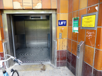 313 Rotterdam tijdens de Coronapandemie. Bij de lift van de Maastunnel hangt een aankondiging dat er maar twee mensen ...