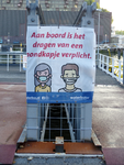 335 Rotterdam tijdens de Coronapandemie. Op de veerpont die tijdelijk gratis vaart tussen de Sint-Janshaven op Zuid en ...