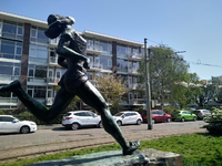 70 Rotterdam tijden de Coronapandemie. Het standbeeld van atlete Fanny Blankers-Koen op de Van Aerssenlaan in Blijdorp ...