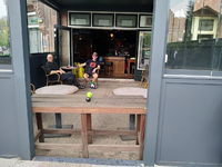 71 Rotterdam tijdens de Coronapandemie. Café 't Halve Maatje aan de Kleiweg is gesloten maar voor afhaalmaaltijden kan ...