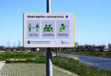 92 Rotterdam tijdens de Coronapandemie. Bord met maatregelen geplaatst bij het natuur en recreatiegebied 'De Groenzoom' ...