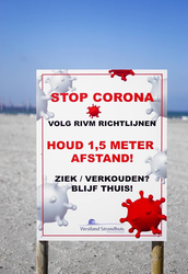 93 Rotterdam tijdens de Coronapandemie. RIVM richtlijnen op bord bij Westland Strandhuis in Hoek van Holland.