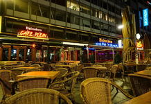 99 Rotterdam tijdens de Coronapandemie. Cafés en Restaurants op Stadhuisplein zijn gesloten.