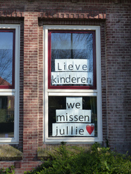 23 Rotterdam tijdens de Coronapandemie. Aankondiging op raam van de Brienenoord school in Oud-IJsselmonde.