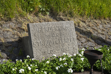 2022-01 Gedenksteen met de tekst herdenking van strijd en verzet 1940-1945 . Deze plaquette bevindt zich in het talud ...