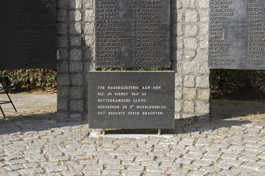 2022-07 Detailopname van het monument ter nagedachtenis aan de personeelsleden van de Rotterdamsche Lloyd die in dienst ...