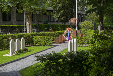 2022-100 Herdeninkingsveld met de graven van zes oorlogsslachtoffers op de R.K. begraafplaats St. Laurentius in Crooswijk.