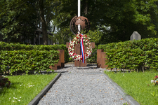2022-103 Kunstwerk met daarvoor een rouwkrans op het herdenkingsveld voor zes slachtoffers van de Tweede Wereldoorlog ...