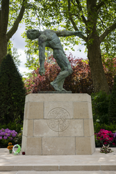 2022-112 Het monument 'De Vallende Man' van kunstenaar Cor van Kralingen op de Algemene Begraafplaats Crooswijk. Het ...