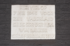 2022-136 Een plaquette aan de achterzijde van het pand van Galvanistraat 2 met de tekst: hier viel op 7 mei 1945 voor ...