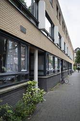 2022-147 Huizenblok aan de Joost van Geelstraat met aan de muur een plaquette ter herinnering aan de plaats van de ...