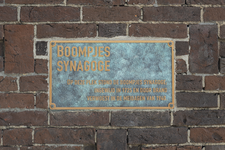 2022-15 Een plaquette ter herinnering aan de synagoge aan de Boompjes ter hoogte van nummer 258. De tekst op het bord ...