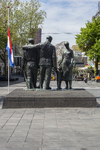 2022-22 Het Monument 'voor alle gevallenen 1940-1945' op het Stadhuisplein van de achterkant bezien.