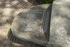 2022-29 Detailopname van de steen met namen van het gedenkteken op het Hofplein voor het voormalige Shellgebouw ter ...