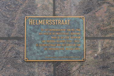 2022-30 Plaquette Helmersstraat aan het Weena ter herinnering aan deze straat die voor het bombardement van 14 mei 1940 ...