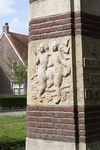 2022-49 Een detailopname van het reliëf van het bevrijdingsmonument Vreewijk. Een oorlogsmonument in de vorm van een ...