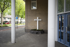 2022-52 Gedenkteken in de vorm van een wit kruis met de tekst 'Voor hen die vielen, 18 september 1944' ter hoogte van ...