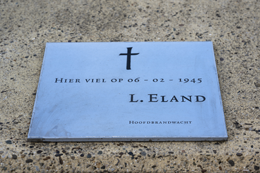 2022-60 Plaquette ter herinnering aan Leendert Eland, hoofdbrandwacht en verzetsstrijder. Hij werd op 6 februari 1945 ...