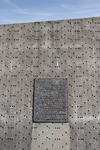 2022-63 Gedenksteen bij het monument voor Loods 24. De plaquette geeft uitleg over de rol van Loods 24 in de deportatie ...