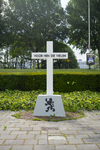 2022-81 Een verzetskruis met de tekst 'voor hen die vielen' ter herinnering aan 10, op 28 november 1944, gefusilleerde ...