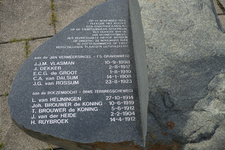2022-82 Een steen met de namen en geboortedata van 10 mannen die op 28 november 1944 op de Jan Vermeersingel en de ...