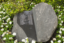 2022-85 Een steen met namen bij het verzetskruis aan de Oostzeedijk Beneden, aan het einde van de Hoflaan. Het monument ...