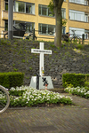 2022-86 Een verzetskruis met de tekst 'voor hen die vielen' ter herinnering aan 10, op 28 november 1944, gefusilleerde ...