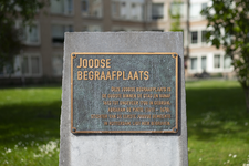 2022-98 Plaquette bij de Joodse begraafplaats aan de Jan van Loonslaan in Rubroek.