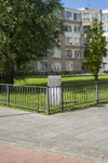 2022-99 De Joodse begraafplaats aan de Jan van Loonslaan in Rubroek. Achter het hek staat een steen met een plaquette ...